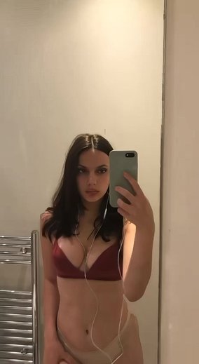Дафни Кин (Dafne Keen)